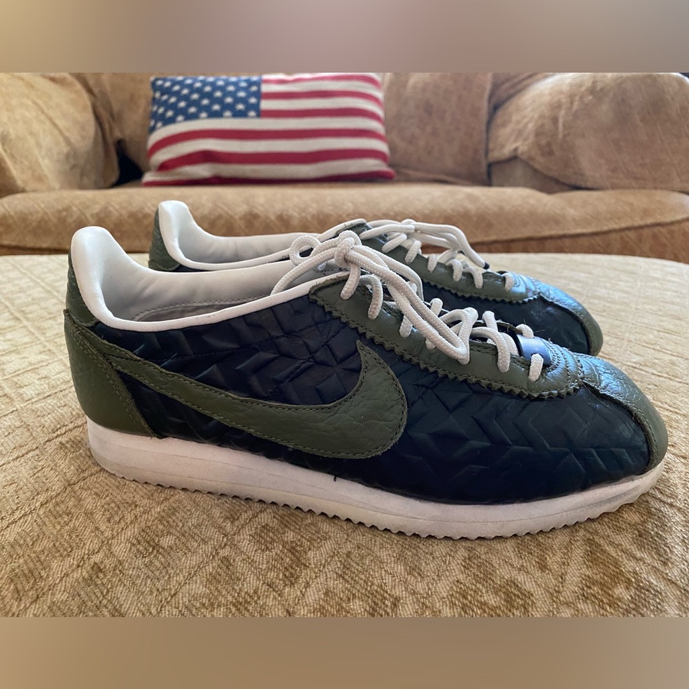 Women’s Green and Black Size 7.5 Nike Sneakers